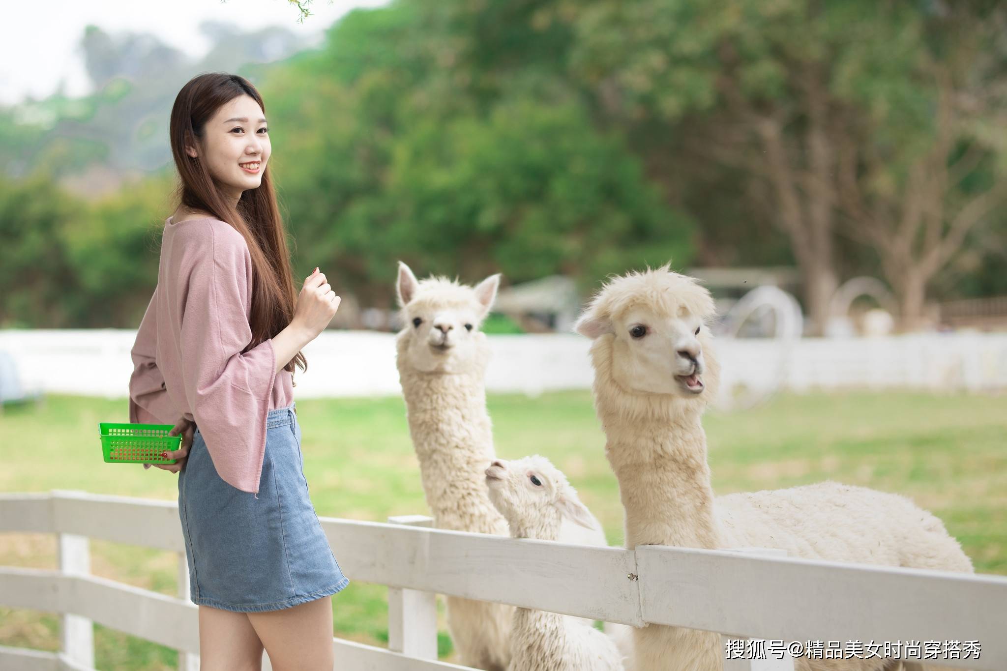 夏天|浅色的牛仔半裙，纽扣的设计，复古中又带点小清新，穿上它美美哒