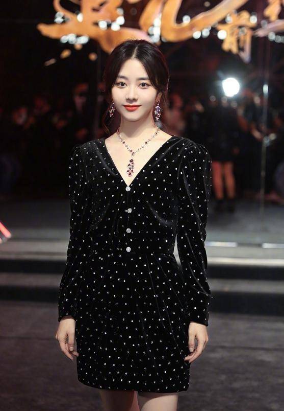 衣领|咋说也30多岁了，谭松韵穿V领裙仍似邻家妹妹，原装脸果然抗老