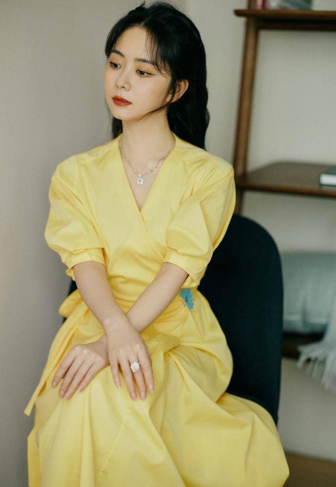 衣领|咋说也30多岁了，谭松韵穿V领裙仍似邻家妹妹，原装脸果然抗老