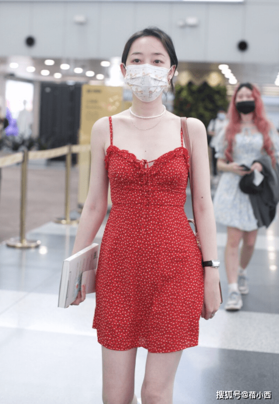 蒋梦婕|蒋梦婕的私服穿搭还挺清凉的，一条红色吊带裙就出门，简约又时髦