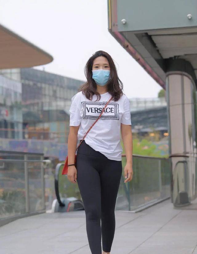 颜色|魅力动人的打底裤装扮很有时尚感,凸显美女精致的一面,吸引视线