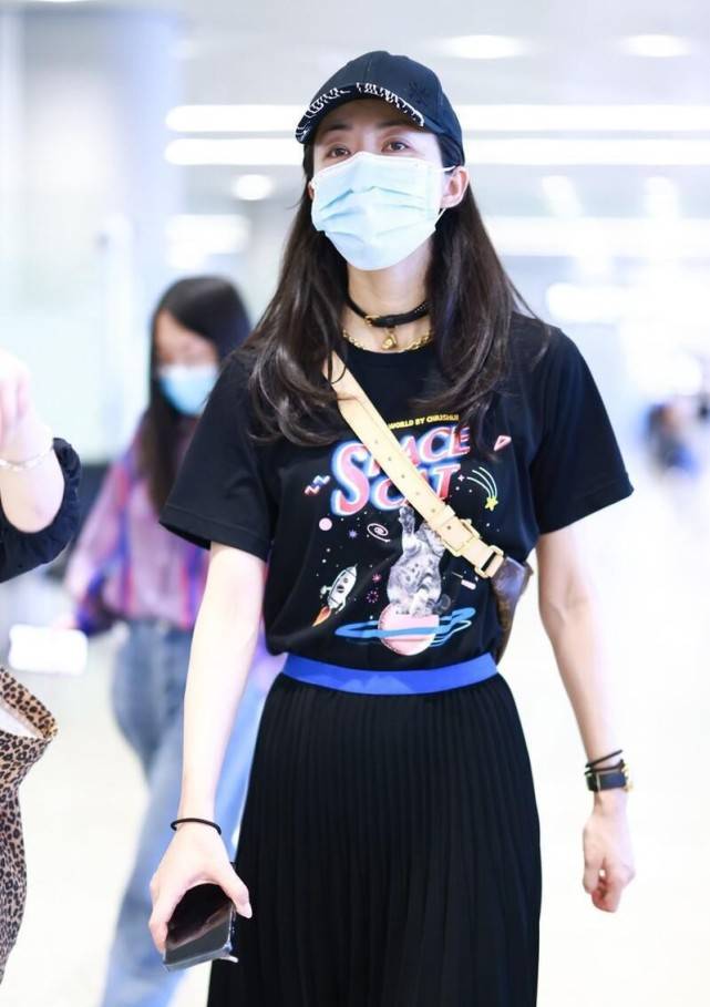 choker|韩雪不像快40的人，T恤配百褶裙显瘦高身材，脖子戴choker似少女