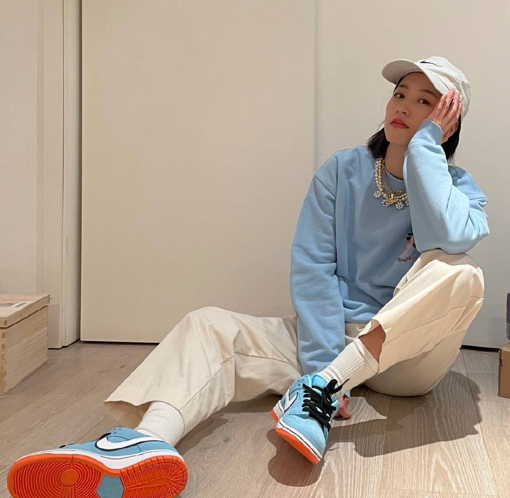 整体|职场穿搭要短裙配高跟鞋才迷人？周雨彤告诉你NO！