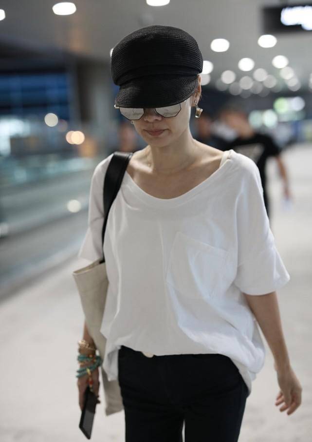 马伊琍|马伊琍不咋在乎外人眼光，造型简约穿得舒适，有种居家懒散范