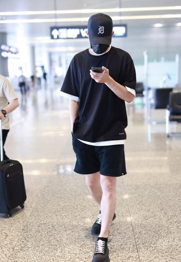 张彬彬|张彬彬不搞“油腻男”那一套，清爽T恤配短裤，肌肉紧实有男人味