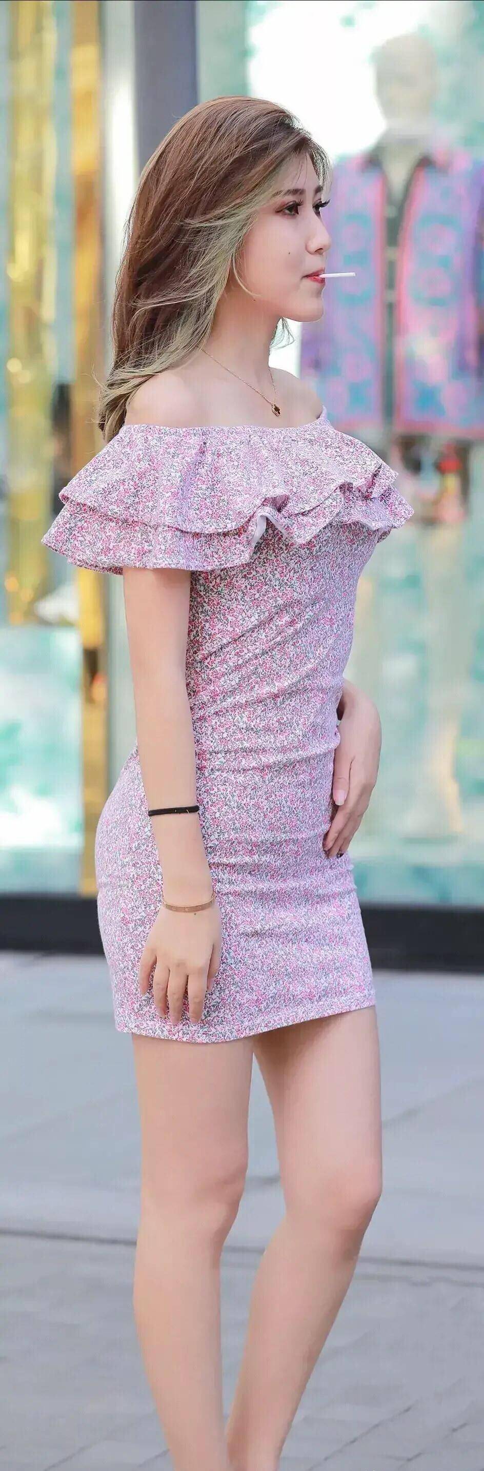 牛仔|紫色露肩碎花裙搭配坡跟凉鞋,简约甜美的穿搭方式,尽显高级感