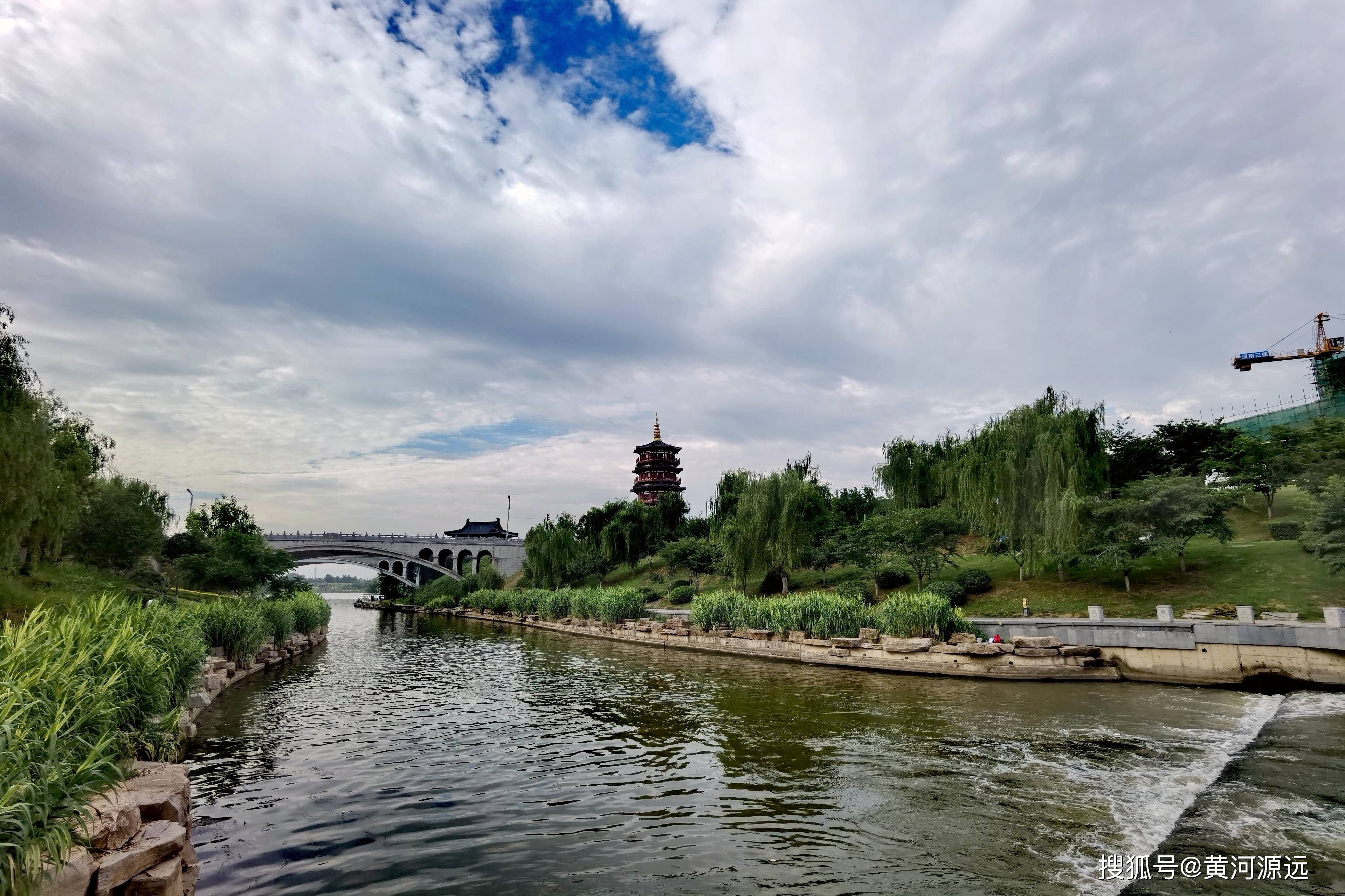 河南有个两河交汇处的美景，深得当地人的欢心喜爱，不妨到此一看