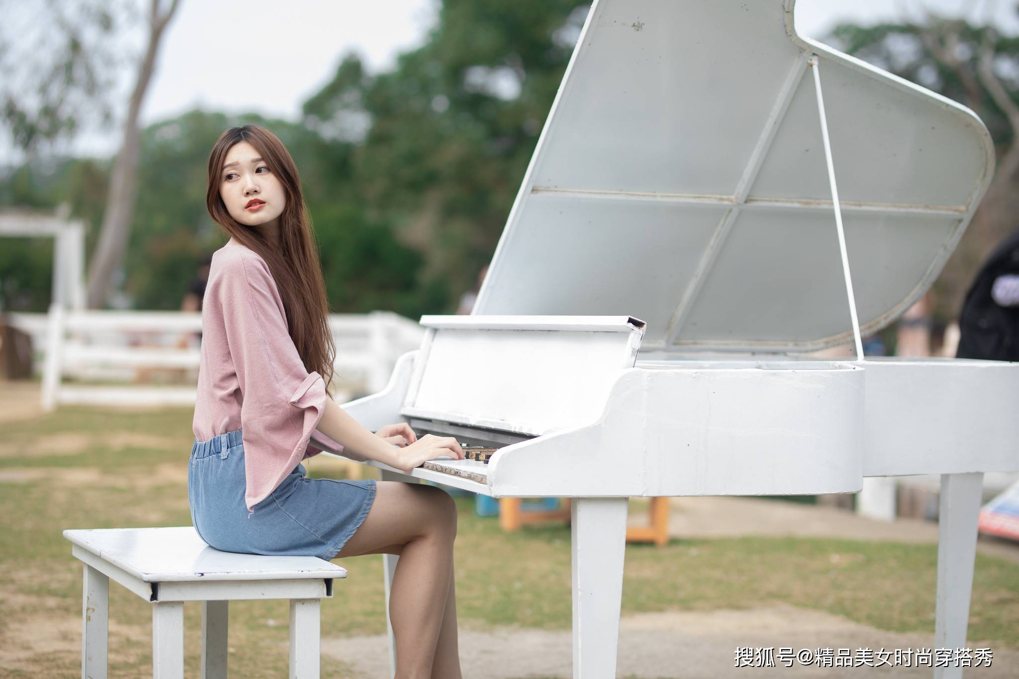 夏天|浅色的牛仔半裙，纽扣的设计，复古中又带点小清新，穿上它美美哒