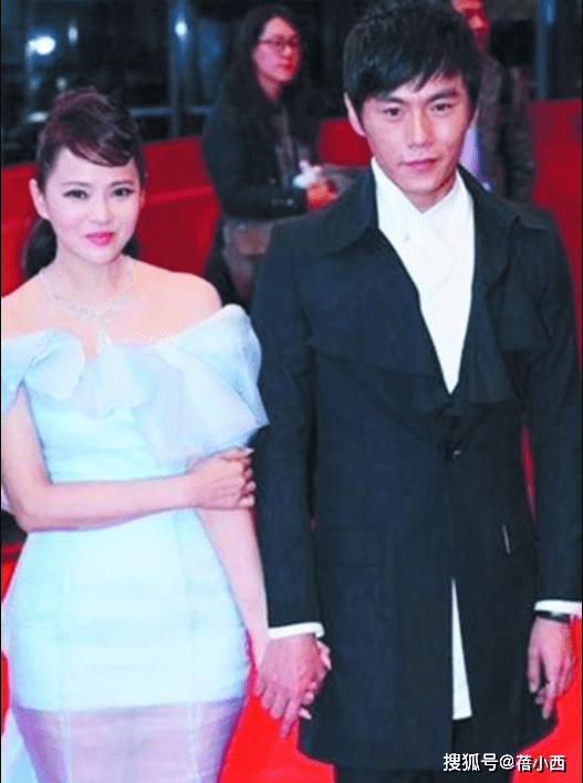 身材|伊能静秦昊牵手走红毯，男穿西装帅气，女的穿一字肩连衣裙好漂亮
