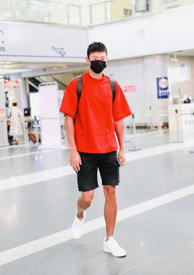 原创宁泽涛亮相机场大红t恤工装短裤时髦帅气191的身高像超模