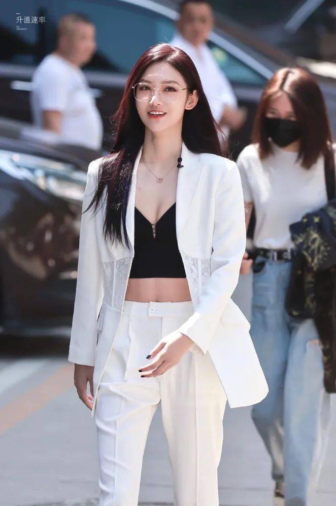 希林娜依高|穿背心格局要大,必须火辣百搭又酷又飒!