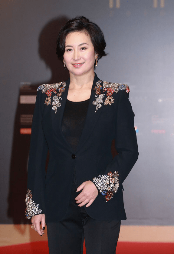 黑色|赌王二房长女有才有貌，穿黑衣也要加宝石点缀，真是美得足够张扬