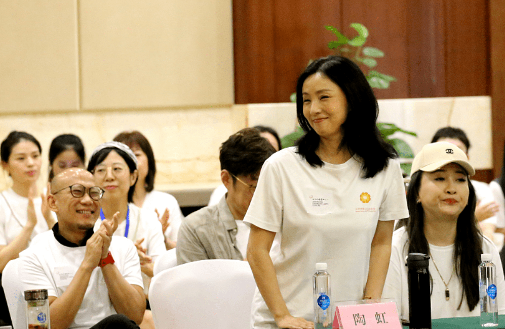 中老年|陶虹在重要场合穿得也朴素，简单白T好清新，不化妆也一点不显老