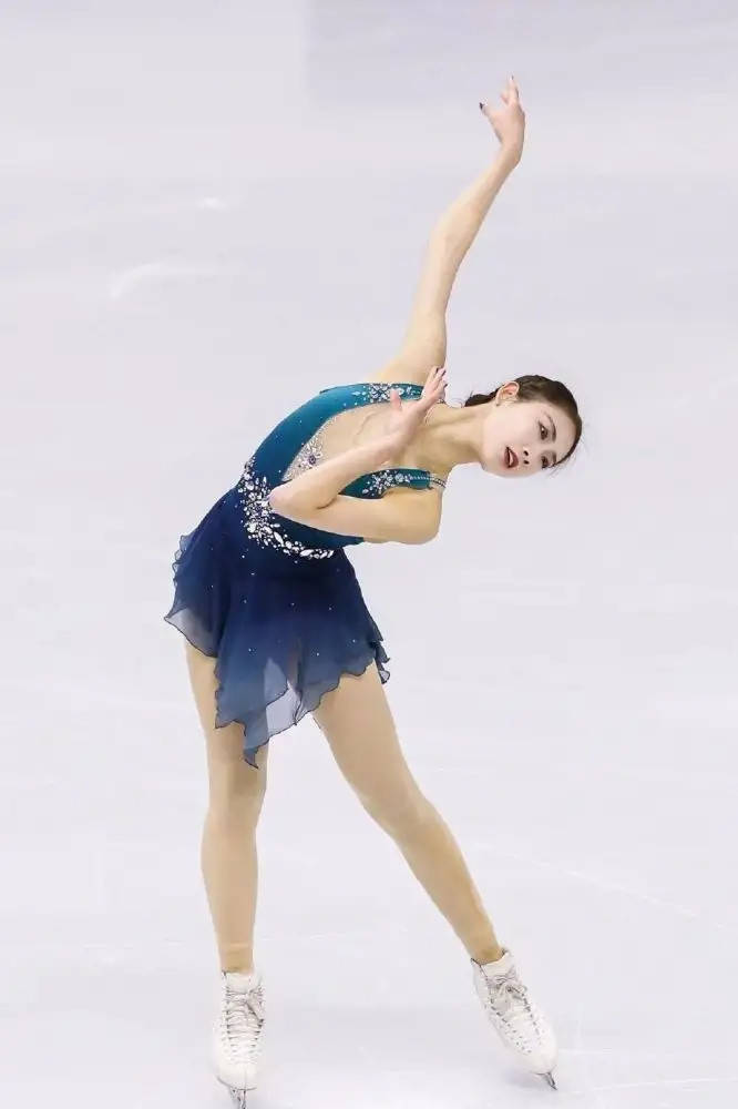 原创冰上美人陈虹伊翩若惊鸿婉若蛟龙穿钻石薄纱裙气质超凡