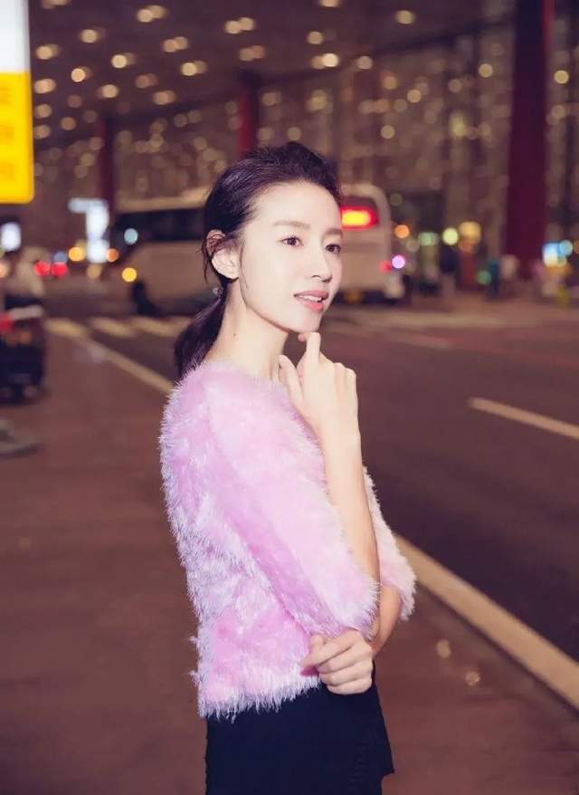 身材|董洁这才叫“逆龄”吧？穿粉色马海毛小衫街拍，看脸可不像40岁