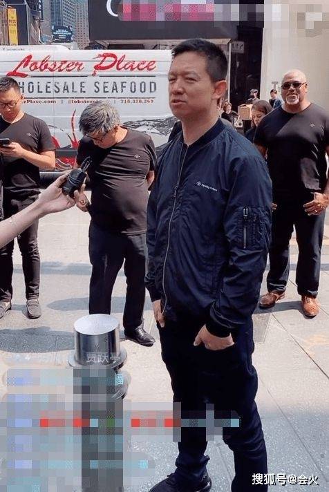 长裙|甘薇剪短发自拍心情大好！穿长裙露白嫩胳膊，镂空蕾丝风格显性感