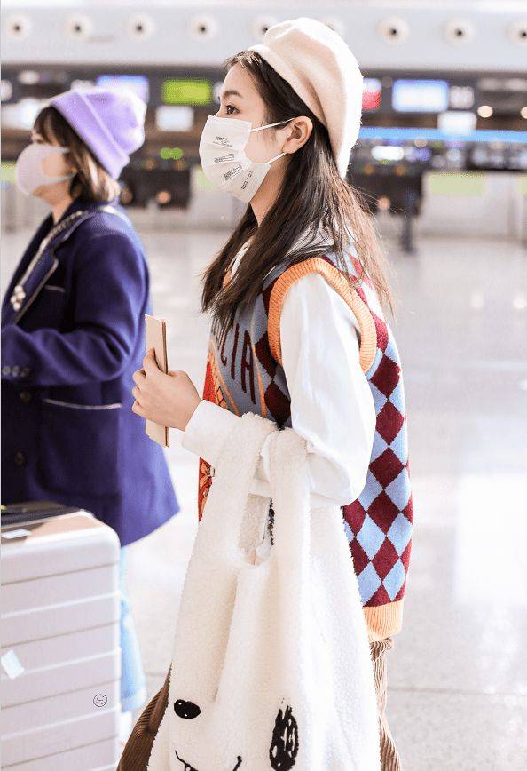 背心|李兰迪身穿黄色外套显孩子气和少女感