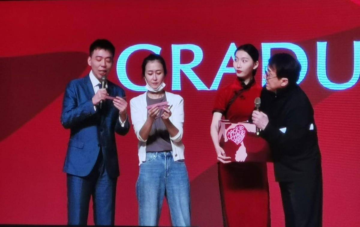 成龙|成龙罕见亮相毕业典礼,穿夹克大鼻子抢镜,67头发浓密比儿子年轻