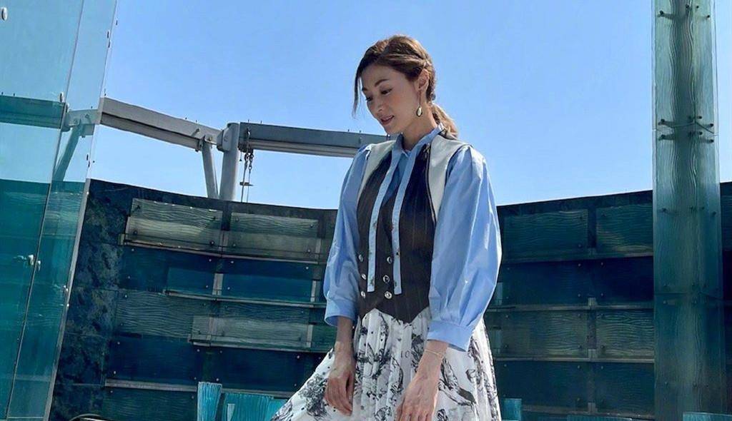 李嘉欣|李嘉欣深夜过节，穿长裙老公儿子成护花使者，10岁儿子龅牙真抢镜