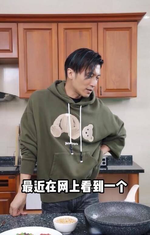 蓝发|谢霆锋转行当厨师,穿卫衣染蓝发做黑暗料理,豪华厨房堪比五星级