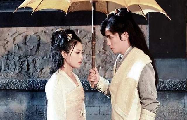 样子|男星古装撑伞造型,肖战、龚俊、宋亚轩,你最想和谁共撑一把伞?