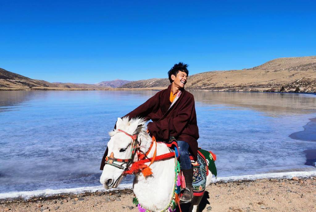 耳环|丁真进军联合国，首组世界大片穿西装戴耳环咧嘴笑，大白牙太治愈