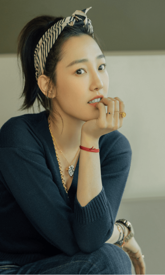 颜色|白百何长相清新又少女，穿修身针织衫配牛仔裤，36岁嫩成学生样