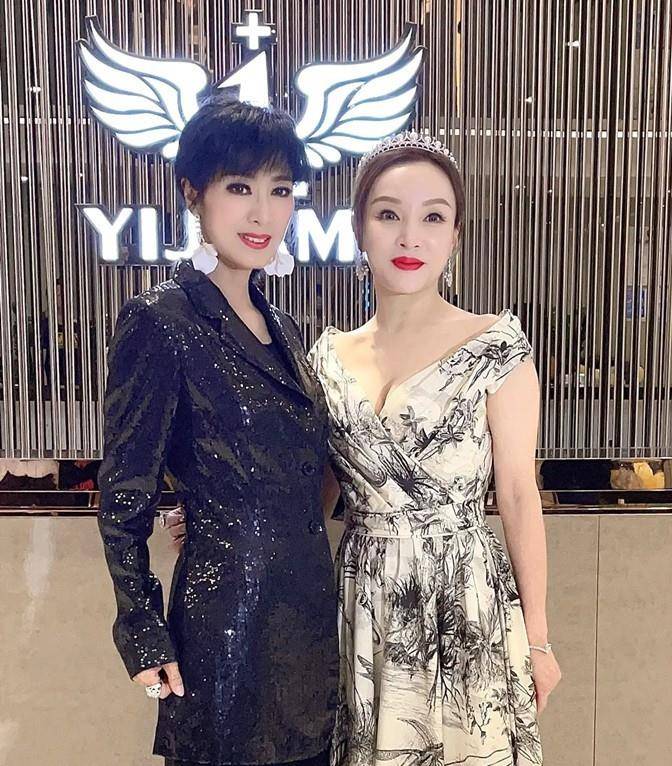 黑色|66岁米雪现身粉丝见面会，穿亮片西装，为了美踩20cm驴蹄鞋太拼了
