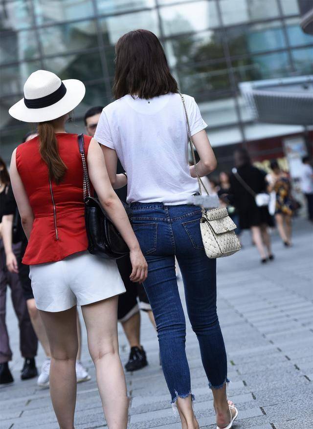 黑色|黑色短裤短袖搭配蓝色齐腰打底裤，颜色时尚干净，清爽自信