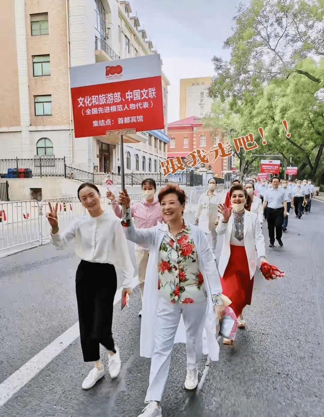 黑色|明星老了反而更美，王馥荔72岁还那么优雅，褶子多也遮不住美？