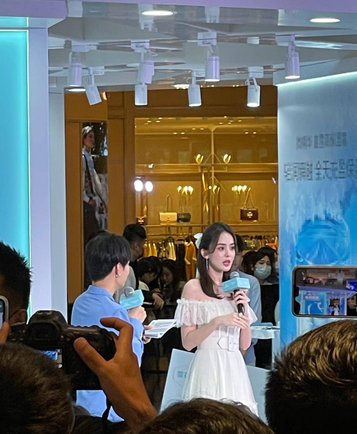 漂亮|古力娜扎现身商场活动，一袭抹胸白裙亮相吸引粉丝眼光