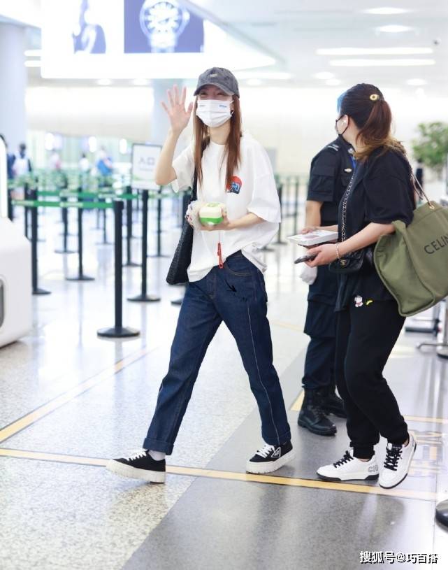 金晨|金晨大美女机场穿搭真低调，T恤永不缺席，效果还出了奇的好