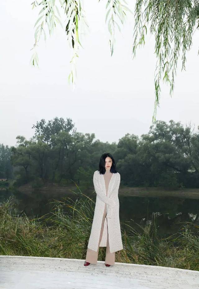 质感|郑恺前女友程晓玥，一身白色的大衣搭配连衣裙，长腿太吸睛