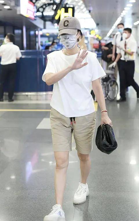 身材|那英走机场真气派，穿短裤挎3万包似“包租婆”，歌坛一姐不白叫
