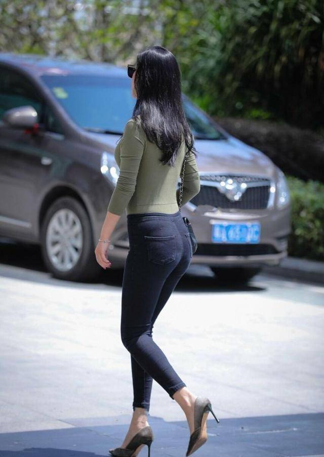 身姿|牛仔裤衬托你青春的时尚，挺阔有型显年轻态与活力感，美美哒