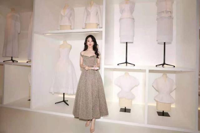 女王|赵丽颖蜕变成时尚女王！出演张杰MV女主角，穿百褶裙扮嫩美成校花