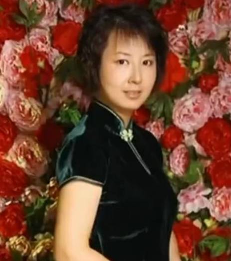 漂亮|90岁奶奶一生爱漂亮，躺在病床也要穿漂亮衣服！用窗帘做百件旗袍