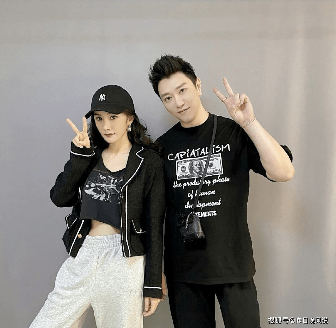 带着|杨幂撞衫欧阳娜娜，一个灵动如18岁少女，一个老气横秋