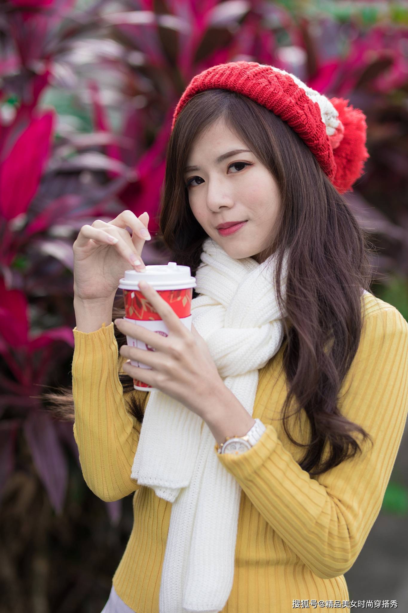 短裙|街拍：黄色针织衫很是吸睛时尚，简约的版型衬出姣好的身材