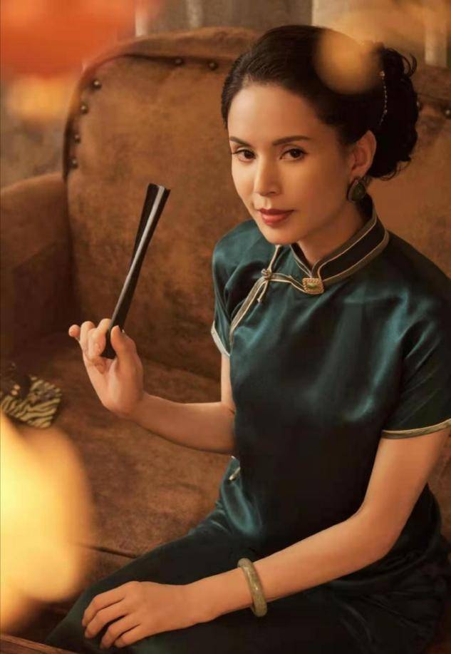 身材|54岁李若彤晒旗袍美照,修容过度像是假面人,发际线过高显男相