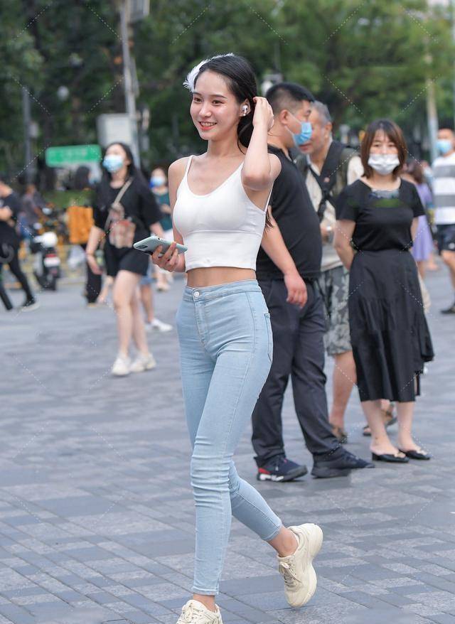 黑色|白色露背吊带搭配牛仔打底裤，显得更加的美观，简洁干净的造型