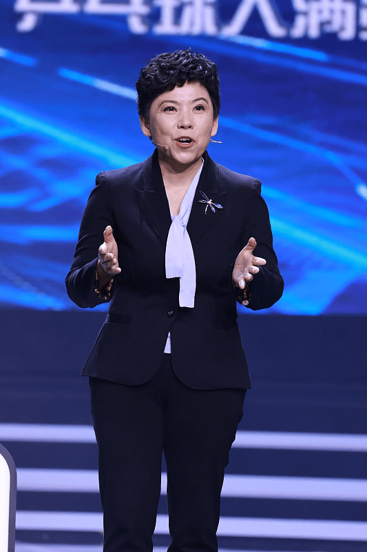 个头|邓亚萍老了也有冠军气场，小个头穿身小码装，不靠颜值也有魅力