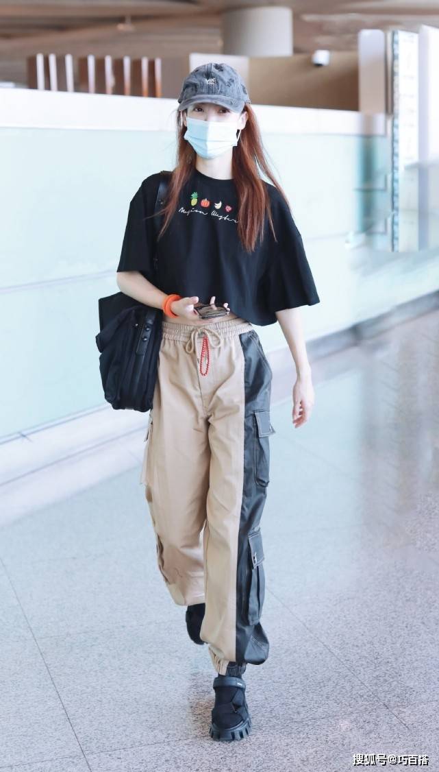 金晨|金晨大美女机场穿搭真低调，T恤永不缺席，效果还出了奇的好
