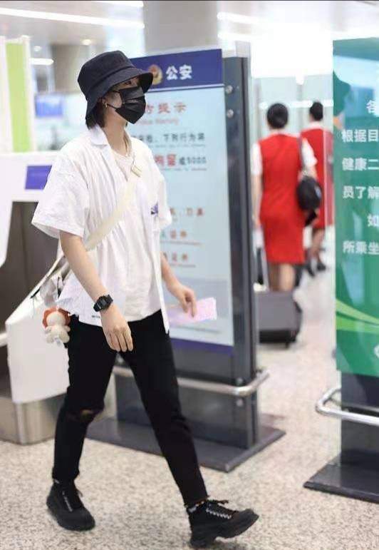 中性|姚安娜走机场，改走中性风大骨架好结实，手捧2.5元饮料接地气