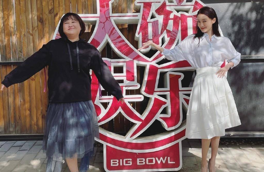 身材|张小斐真该向同学杨幂取经,穿条纹游迪士尼太廉价,大头帽太抢镜