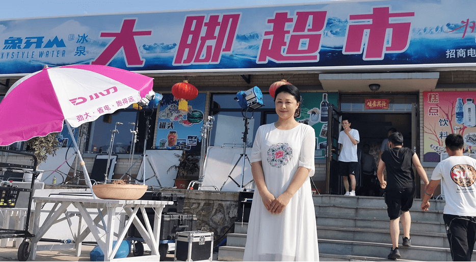 服装|赵本山的小姨子真气派，穿的一点都不露，感觉更有艺术家的味道