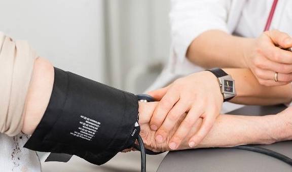 症状|提醒：糖尿病人有这6个表现，可能要考虑“糖尿病肾病”