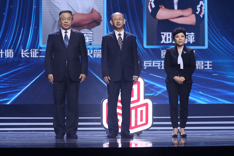 个头|邓亚萍老了也有冠军气场，小个头穿身小码装，不靠颜值也有魅力