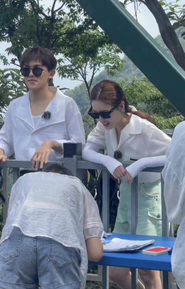 先前视频录制综艺节目的路透,在男友身旁,张雨绮笑出了美少女的羞涩