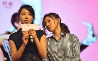 闫妮|闫妮穿牛仔裙亮相，50岁的人身材曲线完美，跟女儿站在一起像姐妹